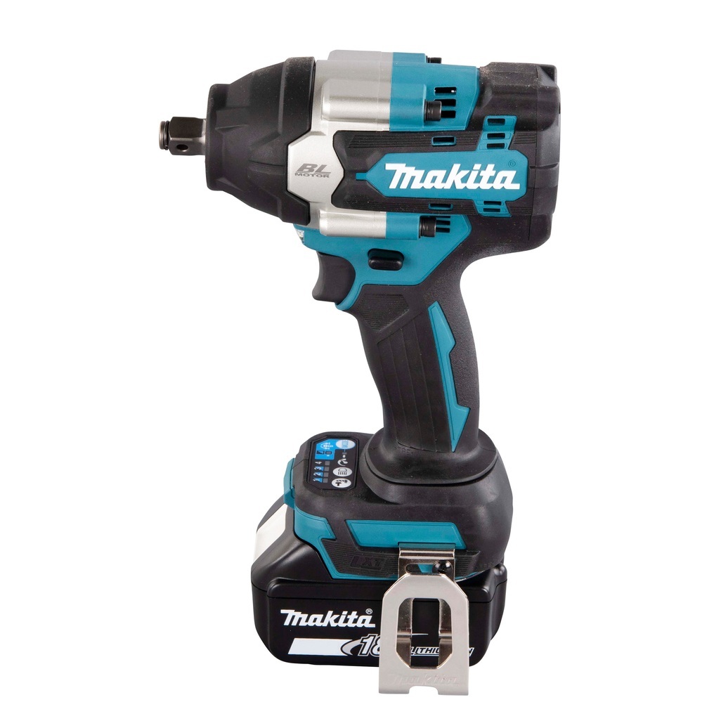 DTW700RTJ – Avvitatore a Impulsi LXT Avvitatore ad impulsi 18V 5Ahx2 700Nm 1/2" BL Avvitatore ad impulsi brushless da 1/2" con una coppia di serraggio fino a 700 Nm. Tre diverse impostazioni di potenza. Dotato di due luci a LED per avere maggiore visibilità durante le lavorazioni, è ideale per applicazioni che richiedono un'elevata coppia di serraggio. Fornito con due batterie 5,0Ah, caricabatterie. Fornito con valigetta MAKPAC.