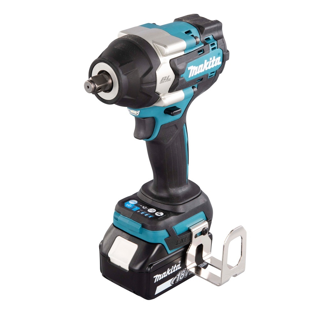 DTW700RTJ – Avvitatore a Impulsi LXT Avvitatore ad impulsi 18V 5Ahx2 700Nm 1/2" BL Avvitatore ad impulsi brushless da 1/2" con una coppia di serraggio fino a 700 Nm. Tre diverse impostazioni di potenza. Dotato di due luci a LED per avere maggiore visibilità durante le lavorazioni, è ideale per applicazioni che richiedono un'elevata coppia di serraggio. Fornito con due batterie 5,0Ah, caricabatterie. Fornito con valigetta MAKPAC.