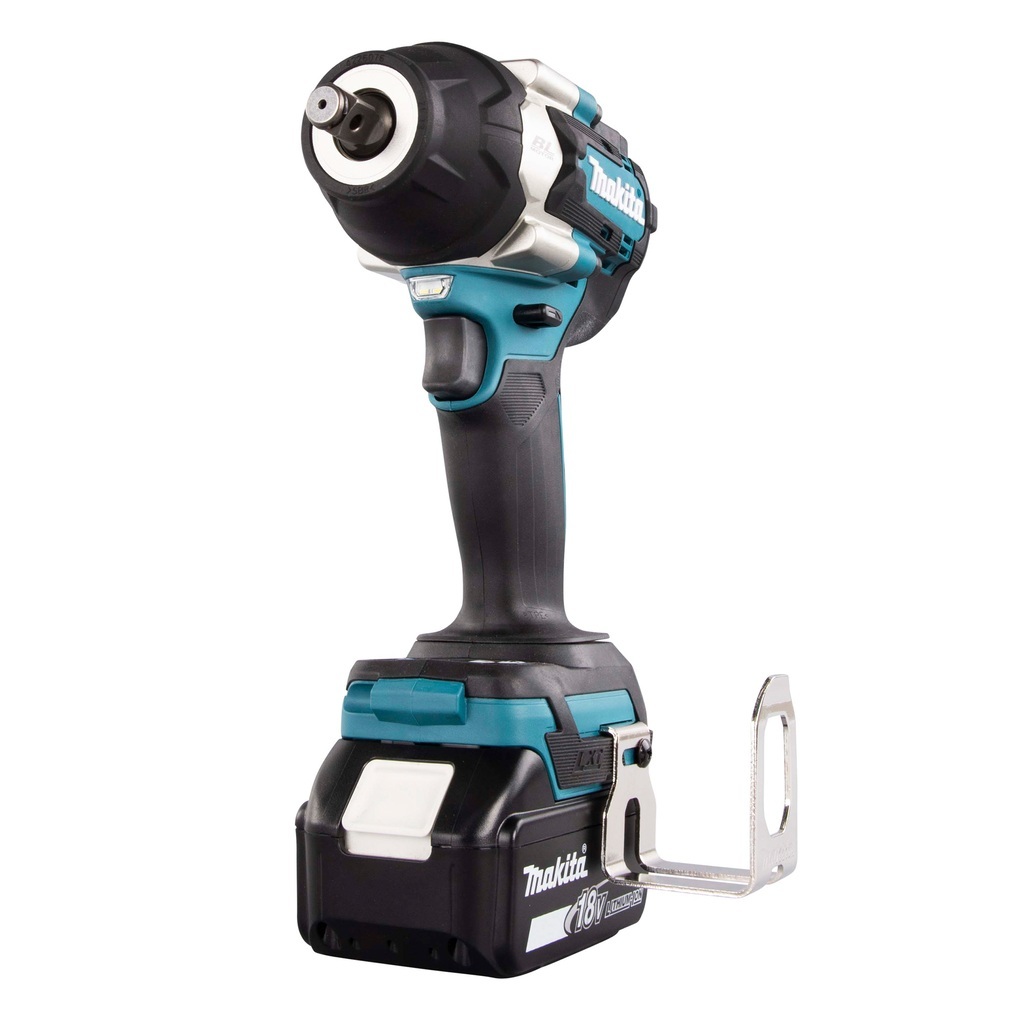 DTW700RTJ – Avvitatore a Impulsi LXT Avvitatore ad impulsi 18V 5Ahx2 700Nm 1/2" BL Avvitatore ad impulsi brushless da 1/2" con una coppia di serraggio fino a 700 Nm. Tre diverse impostazioni di potenza. Dotato di due luci a LED per avere maggiore visibilità durante le lavorazioni, è ideale per applicazioni che richiedono un'elevata coppia di serraggio. Fornito con due batterie 5,0Ah, caricabatterie. Fornito con valigetta MAKPAC.
