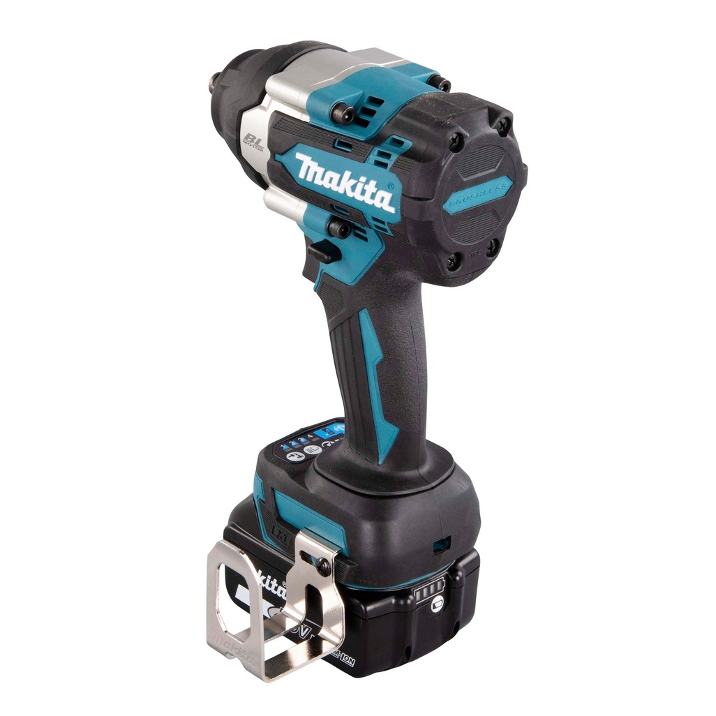 DTW700RTJ – Avvitatore a Impulsi LXT Avvitatore ad impulsi 18V 5Ahx2 700Nm 1/2" BL Avvitatore ad impulsi brushless da 1/2" con una coppia di serraggio fino a 700 Nm. Tre diverse impostazioni di potenza. Dotato di due luci a LED per avere maggiore visibilità durante le lavorazioni, è ideale per applicazioni che richiedono un'elevata coppia di serraggio. Fornito con due batterie 5,0Ah, caricabatterie. Fornito con valigetta MAKPAC.