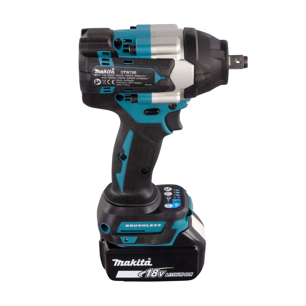 DTW700RTJ – Avvitatore a Impulsi LXT Avvitatore ad impulsi 18V 5Ahx2 700Nm 1/2" BL Avvitatore ad impulsi brushless da 1/2" con una coppia di serraggio fino a 700 Nm. Tre diverse impostazioni di potenza. Dotato di due luci a LED per avere maggiore visibilità durante le lavorazioni, è ideale per applicazioni che richiedono un'elevata coppia di serraggio. Fornito con due batterie 5,0Ah, caricabatterie. Fornito con valigetta MAKPAC.