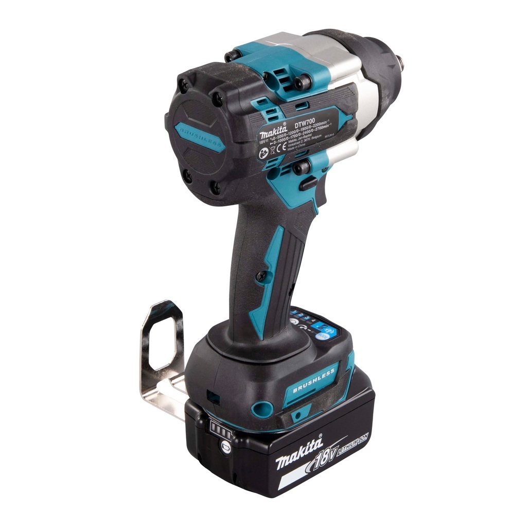 DTW700RTJ – Avvitatore a Impulsi LXT Avvitatore ad impulsi 18V 5Ahx2 700Nm 1/2" BL Avvitatore ad impulsi brushless da 1/2" con una coppia di serraggio fino a 700 Nm. Tre diverse impostazioni di potenza. Dotato di due luci a LED per avere maggiore visibilità durante le lavorazioni, è ideale per applicazioni che richiedono un'elevata coppia di serraggio. Fornito con due batterie 5,0Ah, caricabatterie. Fornito con valigetta MAKPAC.