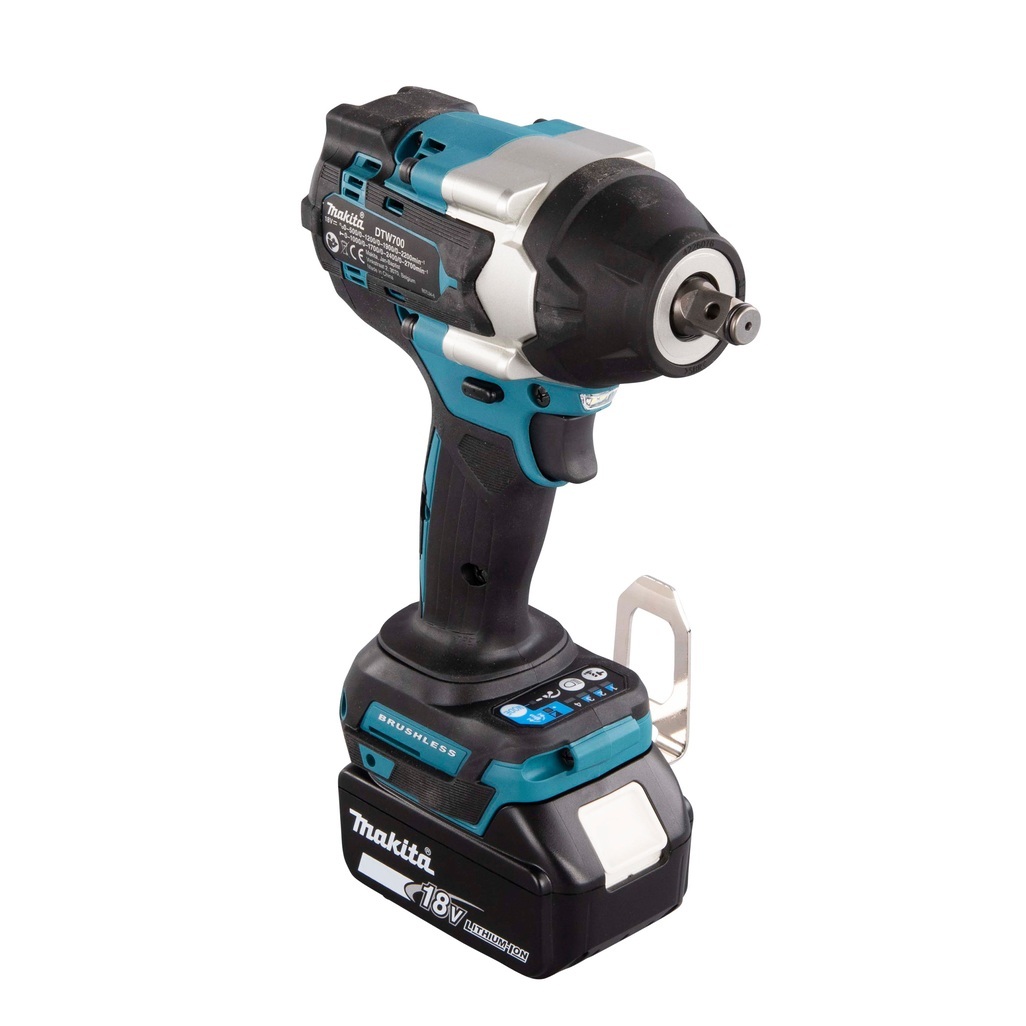 DTW700RTJ – Avvitatore a Impulsi LXT Avvitatore ad impulsi 18V 5Ahx2 700Nm 1/2" BL Avvitatore ad impulsi brushless da 1/2" con una coppia di serraggio fino a 700 Nm. Tre diverse impostazioni di potenza. Dotato di due luci a LED per avere maggiore visibilità durante le lavorazioni, è ideale per applicazioni che richiedono un'elevata coppia di serraggio. Fornito con due batterie 5,0Ah, caricabatterie. Fornito con valigetta MAKPAC.