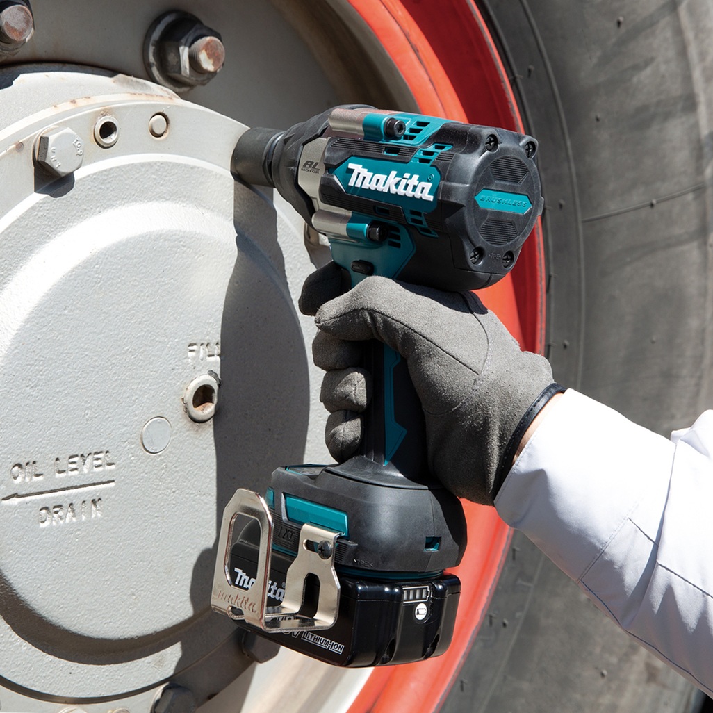 DTW700RTJ – Avvitatore a Impulsi LXT Avvitatore ad impulsi 18V 5Ahx2 700Nm 1/2" BL Avvitatore ad impulsi brushless da 1/2" con una coppia di serraggio fino a 700 Nm. Tre diverse impostazioni di potenza. Dotato di due luci a LED per avere maggiore visibilità durante le lavorazioni, è ideale per applicazioni che richiedono un'elevata coppia di serraggio. Fornito con due batterie 5,0Ah, caricabatterie. Fornito con valigetta MAKPAC.