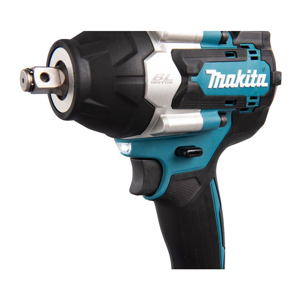 DTW700RTJ – Avvitatore a Impulsi LXT Avvitatore ad impulsi 18V 5Ahx2 700Nm 1/2" BL Avvitatore ad impulsi brushless da 1/2" con una coppia di serraggio fino a 700 Nm. Tre diverse impostazioni di potenza. Dotato di due luci a LED per avere maggiore visibilità durante le lavorazioni, è ideale per applicazioni che richiedono un'elevata coppia di serraggio. Fornito con due batterie 5,0Ah, caricabatterie. Fornito con valigetta MAKPAC.