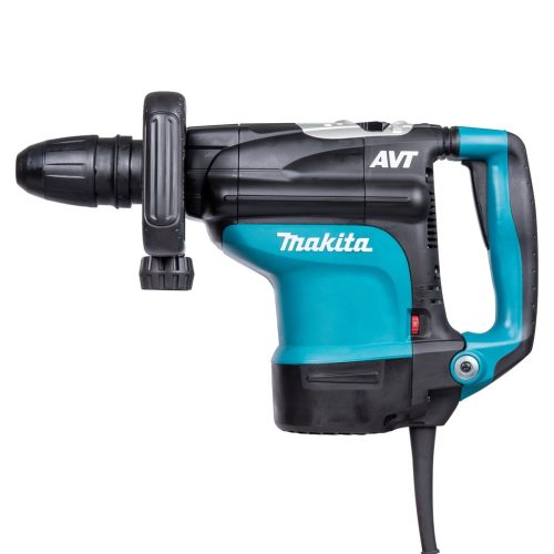 Martello rotativo combinato SDS-Max compatibile 45 mm - AVT - 2 Funz. Martello rotativo SDS Max compatibile,con impugnatura ergonomica dotato di motore da 1.350 W con avviamento morbido. Capacità di foratura nel CLS di 45 mm e potenza del colpo di 9,4 J. Dotato di 2 funzioni: percussione , rotazione + percussione. Disponibili 16 posizioni per la regolazione dello scalpello. E' presente la frizione di sicurezza per la sicurezza dell'operatore durante la lavorazione. Interruttore a slitta di blocco solo con la funzione percussione. Dotato di tecnologia anti vibrazione (AVT) per ridurre al minimo le vibrazioni durante l'utilizzo. LED per segnalare usura spazzole e anomalie. Questo utensile è la scelta ideale per lavori di ristrutturazione e costruzione. Cavo di alimentazione 5m. Accessori in dotazione: Impugnatura laterale diritta, asta di profondità, grasso per codolo, panno, valigetta.
