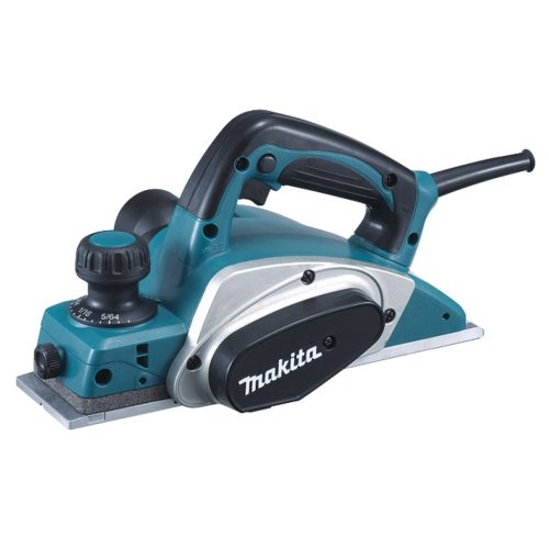 KP0800J – Pialla a Corrente Pialla a Corrente compatta per impieghi gravosi Pialla compatta da 620 W con profondità di piallatura di 4 mm e larghezza di 82 mm. Funzionamento silenzioso e facile controllo della profondità di taglio con un quadrante. Fornito con valigetta MAKPAC.