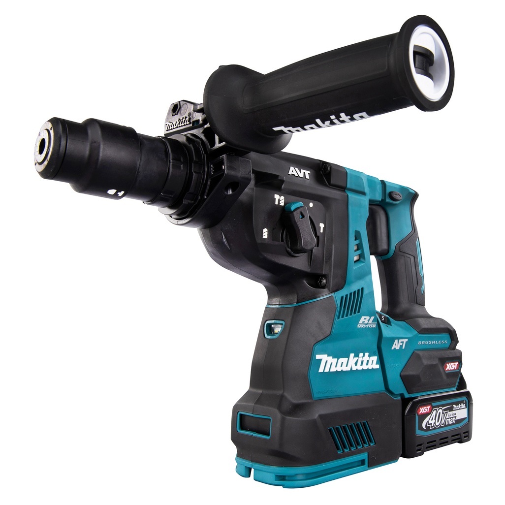 Tassellatore 620W e 2,9J di potenza del colpo, 3 funzioni e doppio led illuminazione. La tecnologia studiata per un corpo macchina bilanciato è studiato per consentire e supportare un lavoro intensivo garantendo comfort e sicurezza all'operatore e all'ambiente. AVT è il sistema attivo antivibrazione, AFT è il sistema di arresto in caso blocco della punta in foratura, XPT è il sistema che consente il lavoro anche in caso di pioggia e polveri e AWS è il sistema che consente l'avvio e l'arresto di una unità di aspirazione tramite bluetooth. Fornito con batteria/e e caricabatterie. Valigetta Makpac.