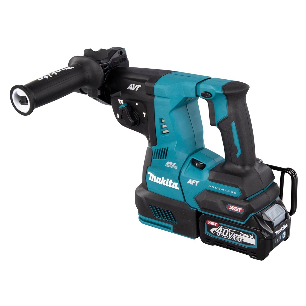 Tassellatore 620W e 2,9J di potenza del colpo, 3 funzioni e doppio led illuminazione. La tecnologia studiata per un corpo macchina bilanciato è studiato per consentire e supportare un lavoro intensivo garantendo comfort e sicurezza all'operatore e all'ambiente. AVT è il sistema attivo antivibrazione, AFT è il sistema di arresto in caso blocco della punta in foratura, XPT è il sistema che consente il lavoro anche in caso di pioggia e polveri e AWS è il sistema che consente l'avvio e l'arresto di una unità di aspirazione tramite bluetooth. Fornito con batteria/e e caricabatterie. Valigetta Makpac.