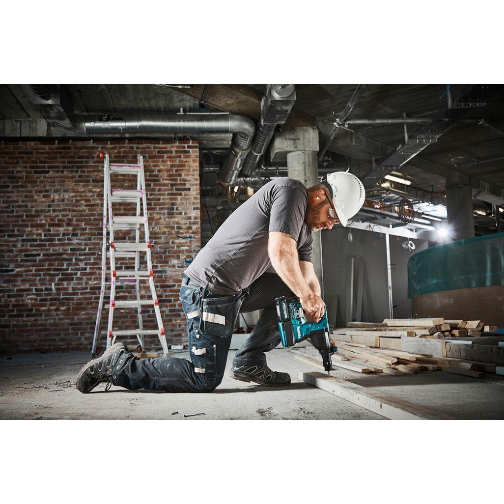 Tassellatore 620W e 2,9J di potenza del colpo, 3 funzioni e doppio led illuminazione. La tecnologia studiata per un corpo macchina bilanciato è studiato per consentire e supportare un lavoro intensivo garantendo comfort e sicurezza all'operatore e all'ambiente. AVT è il sistema attivo antivibrazione, AFT è il sistema di arresto in caso blocco della punta in foratura, XPT è il sistema che consente il lavoro anche in caso di pioggia e polveri e AWS è il sistema che consente l'avvio e l'arresto di una unità di aspirazione tramite bluetooth. Fornito con batteria/e e caricabatterie. Valigetta Makpac.