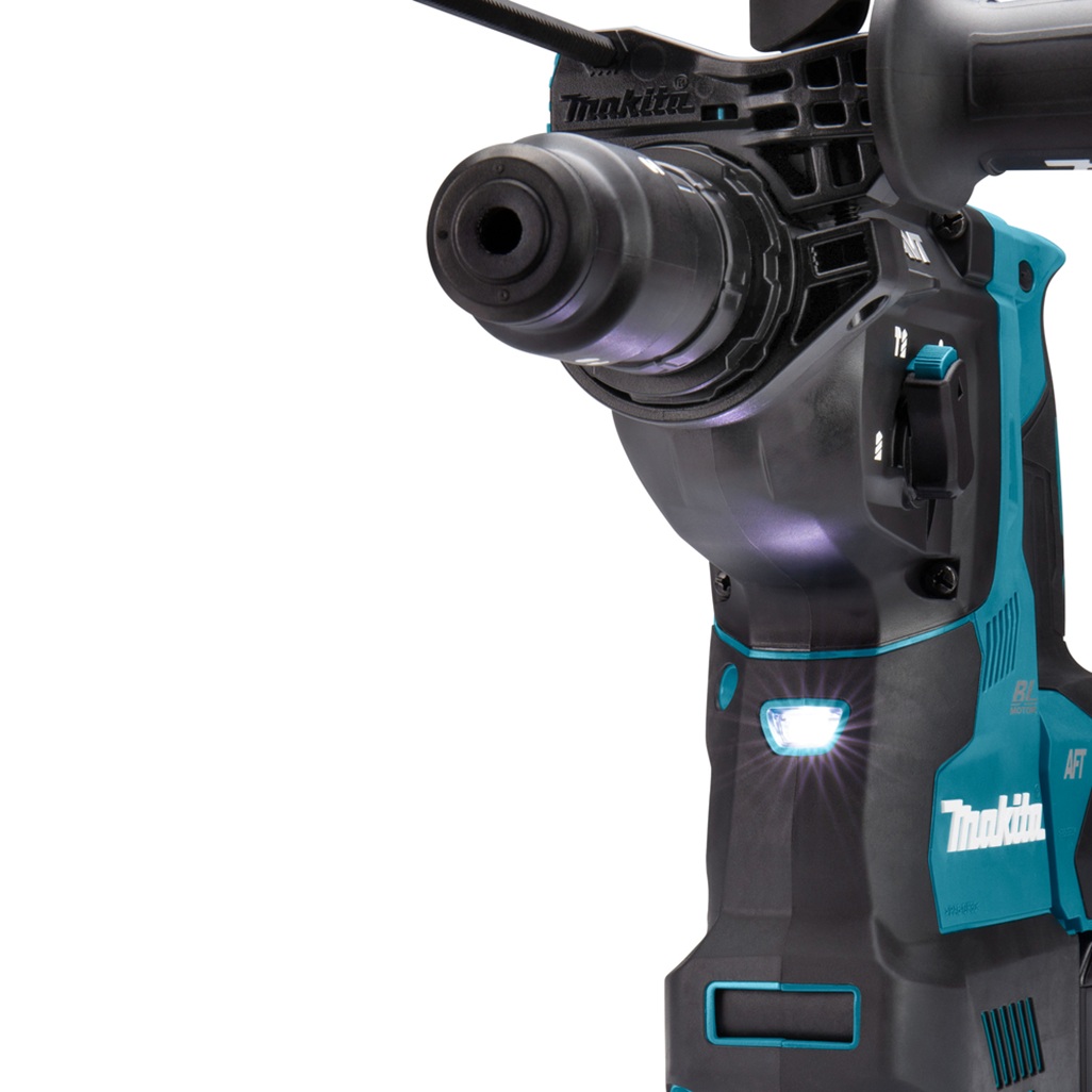Tassellatore 620W e 2,9J di potenza del colpo, 3 funzioni e doppio led illuminazione. La tecnologia studiata per un corpo macchina bilanciato è studiato per consentire e supportare un lavoro intensivo garantendo comfort e sicurezza all'operatore e all'ambiente. AVT è il sistema attivo antivibrazione, AFT è il sistema di arresto in caso blocco della punta in foratura, XPT è il sistema che consente il lavoro anche in caso di pioggia e polveri e AWS è il sistema che consente l'avvio e l'arresto di una unità di aspirazione tramite bluetooth. Fornito con batteria/e e caricabatterie. Valigetta Makpac.