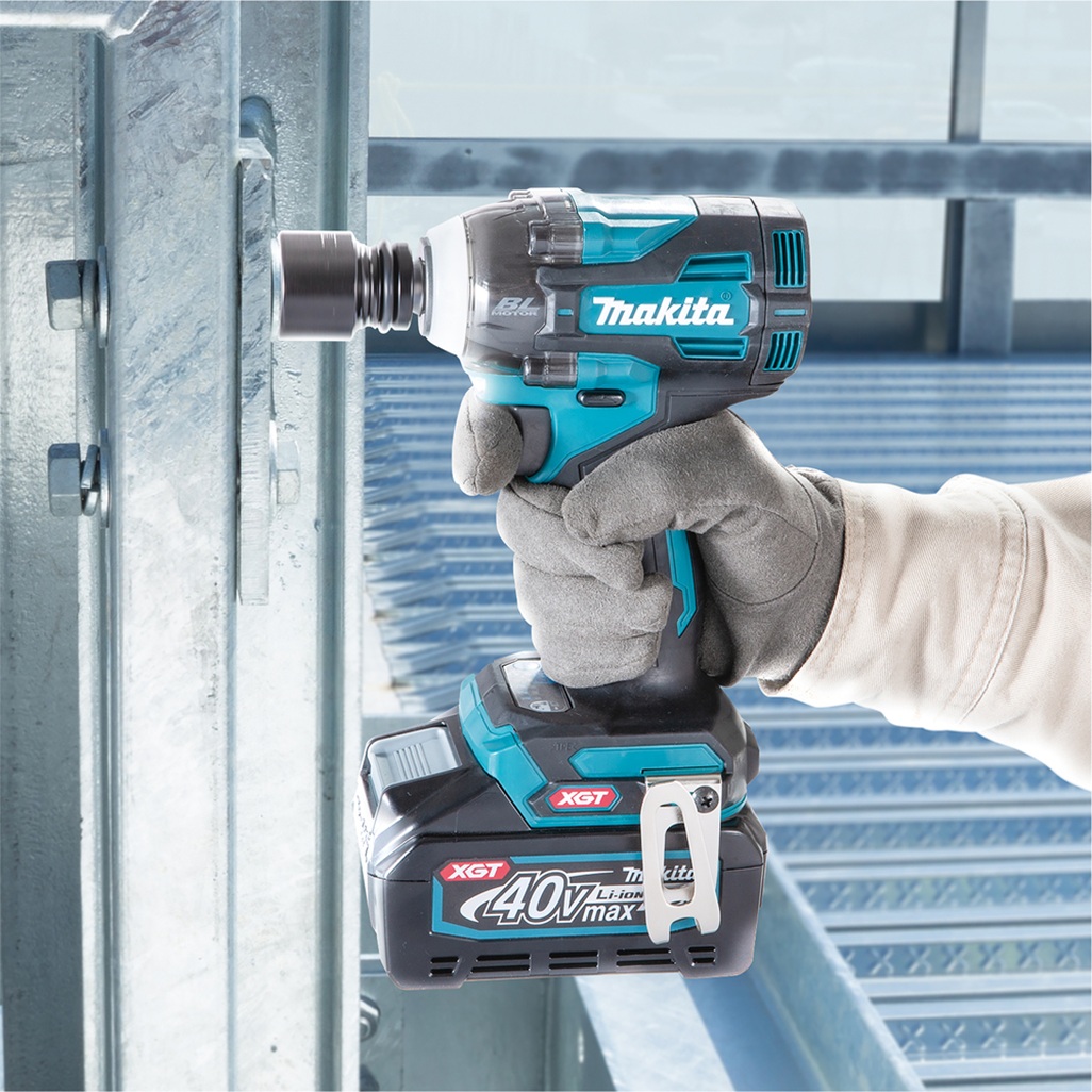 Chiave a impulsi brushless extra compatta ed efficiente con quattro livelli di potenza. Chiave a impulsi potente extra compatta, lunghezza 144 mm, attacco 1/2". Dimensioni e peso ridotto rendono questo utensile facile da usare, offrendo al contempo una coppia di serraggio massima di 350 Nm. Quattro livelli di potenza. 2 LED con pre accensione e funzioni afterglow. Fornita con due batterie 2,5 Ah e caricabatterie rapido, fornita in valigetta Makpac.