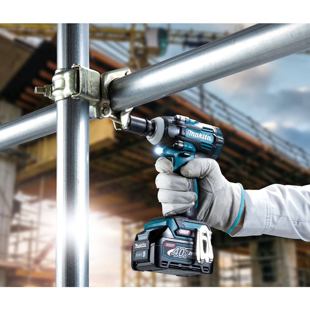 Chiave a impulsi brushless extra compatta ed efficiente con quattro livelli di potenza. Chiave a impulsi potente extra compatta, lunghezza 144 mm, attacco 1/2". Dimensioni e peso ridotto rendono questo utensile facile da usare, offrendo al contempo una coppia di serraggio massima di 350 Nm. Quattro livelli di potenza. 2 LED con pre accensione e funzioni afterglow. Fornita con due batterie 2,5 Ah e caricabatterie rapido, fornita in valigetta Makpac.