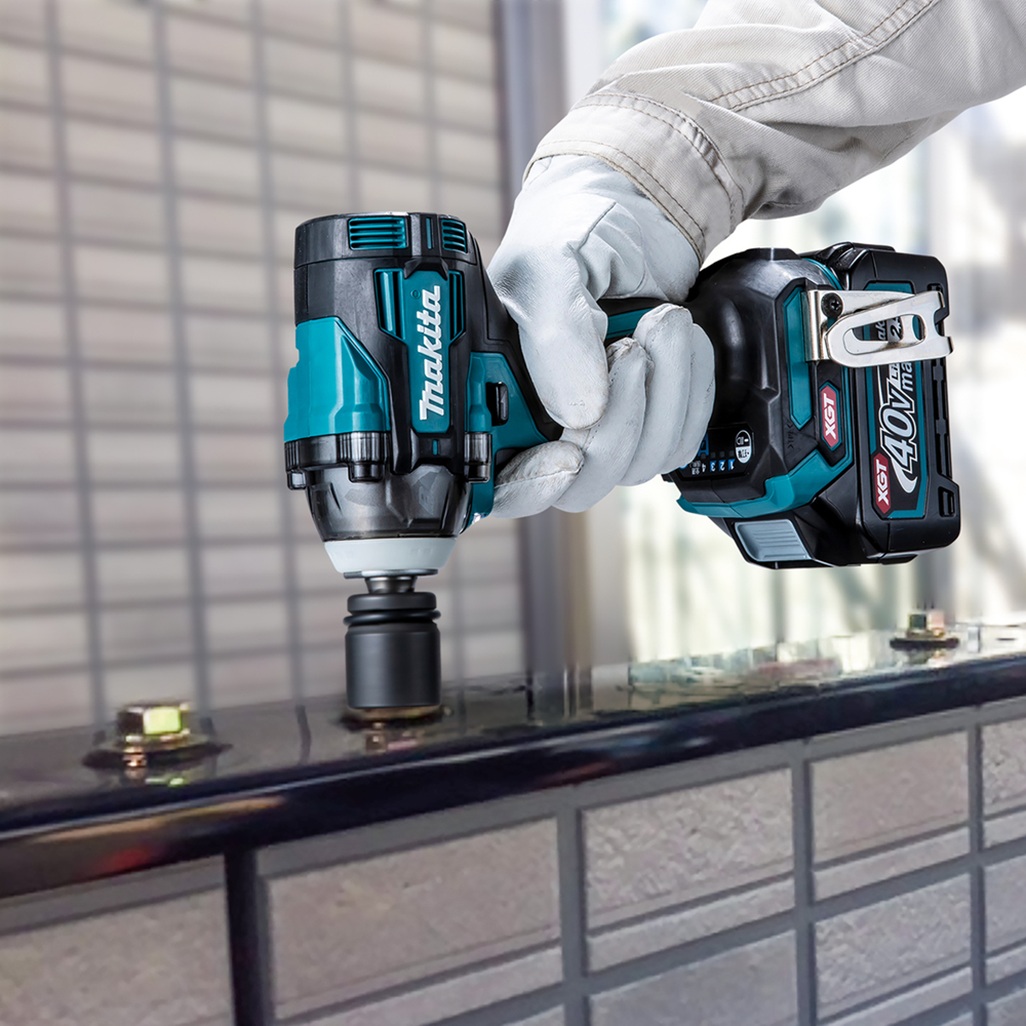 Chiave a impulsi brushless extra compatta ed efficiente con quattro livelli di potenza. Chiave a impulsi potente extra compatta, lunghezza 144 mm, attacco 1/2". Dimensioni e peso ridotto rendono questo utensile facile da usare, offrendo al contempo una coppia di serraggio massima di 350 Nm. Quattro livelli di potenza. 2 LED con pre accensione e funzioni afterglow. Fornita con due batterie 2,5 Ah e caricabatterie rapido, fornita in valigetta Makpac.