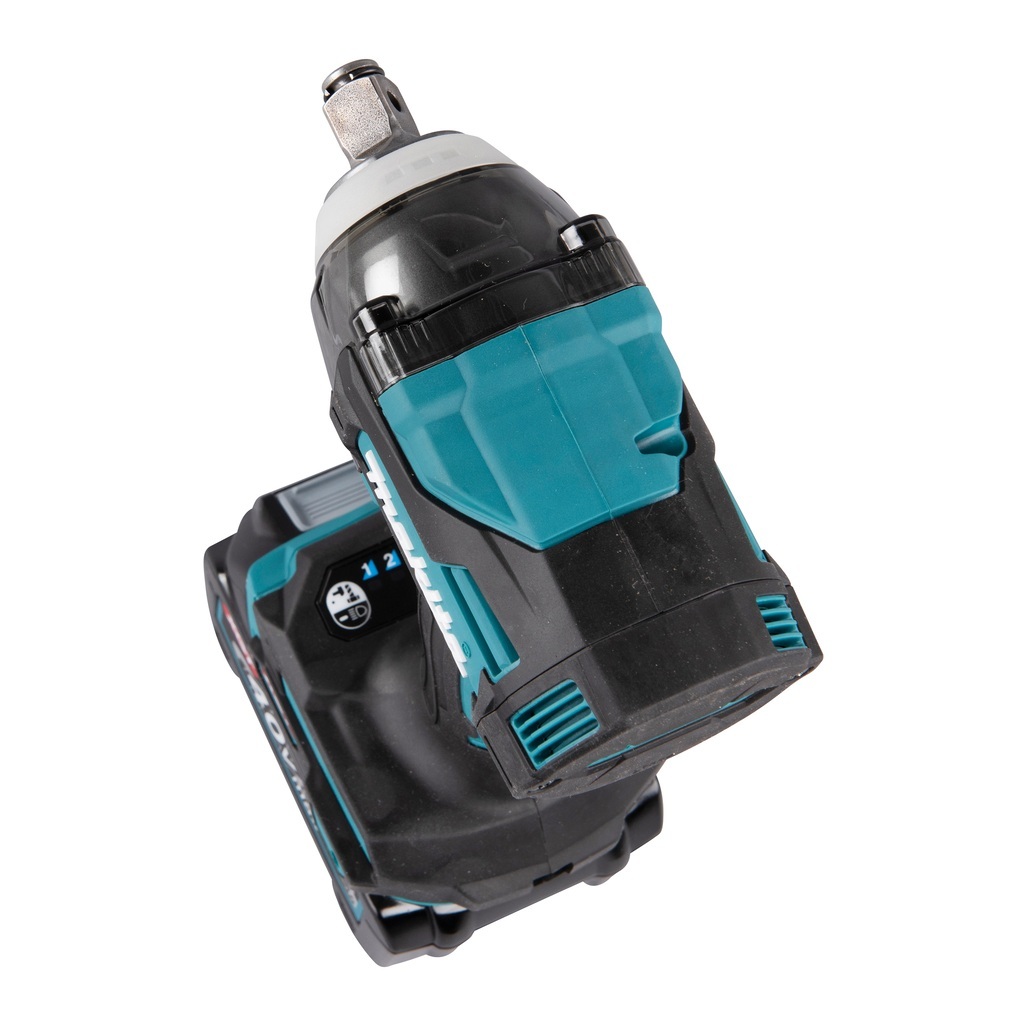 Chiave a impulsi brushless extra compatta ed efficiente con quattro livelli di potenza. Chiave a impulsi potente extra compatta, lunghezza 144 mm, attacco 1/2". Dimensioni e peso ridotto rendono questo utensile facile da usare, offrendo al contempo una coppia di serraggio massima di 350 Nm. Quattro livelli di potenza. 2 LED con pre accensione e funzioni afterglow. Fornita con due batterie 2,5 Ah e caricabatterie rapido, fornita in valigetta Makpac.