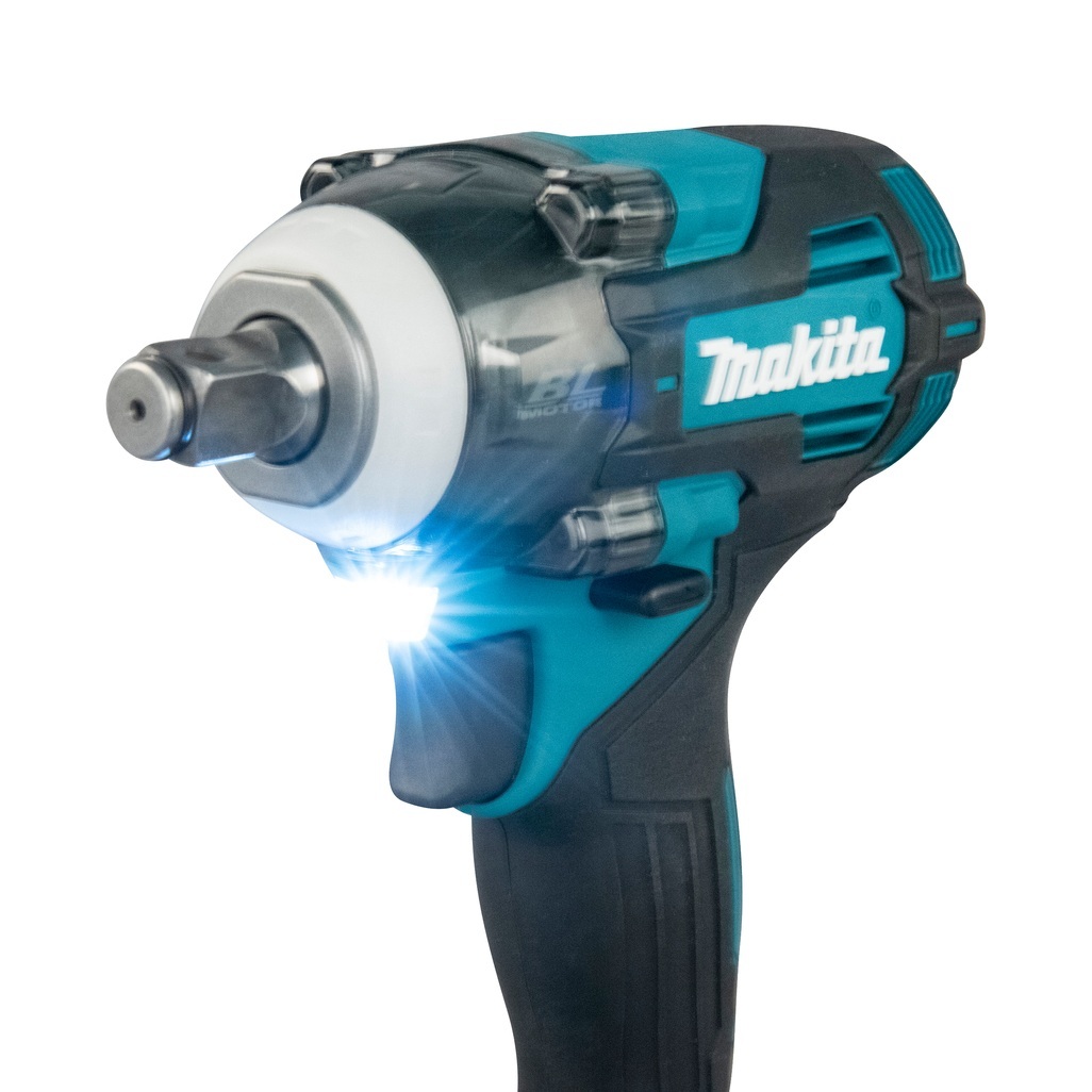 Chiave a impulsi brushless extra compatta ed efficiente con quattro livelli di potenza. Chiave a impulsi potente extra compatta, lunghezza 144 mm, attacco 1/2". Dimensioni e peso ridotto rendono questo utensile facile da usare, offrendo al contempo una coppia di serraggio massima di 350 Nm. Quattro livelli di potenza. 2 LED con pre accensione e funzioni afterglow. Fornita con due batterie 2,5 Ah e caricabatterie rapido, fornita in valigetta Makpac.