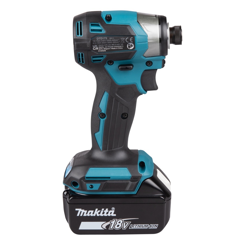 Avvitatore a impulsi 18V 1/4" 180Nm - BL Avvitatore ad impulsi DTD173RTJ LXT® 18V compatto e leggero con attacco 1/4" e motore brushless per alte prestazioni. Compatto e leggero di facile utilizzo con coppia di serraggio max di 180 Nm, adatto per un serraggio veloce. Illuminazione ad anello per ridurre le ombre sul punto di lavoro. Fornito con due batterie 5,0 Ah e caricabatterie. Fornito con valigetta MAKPAC.