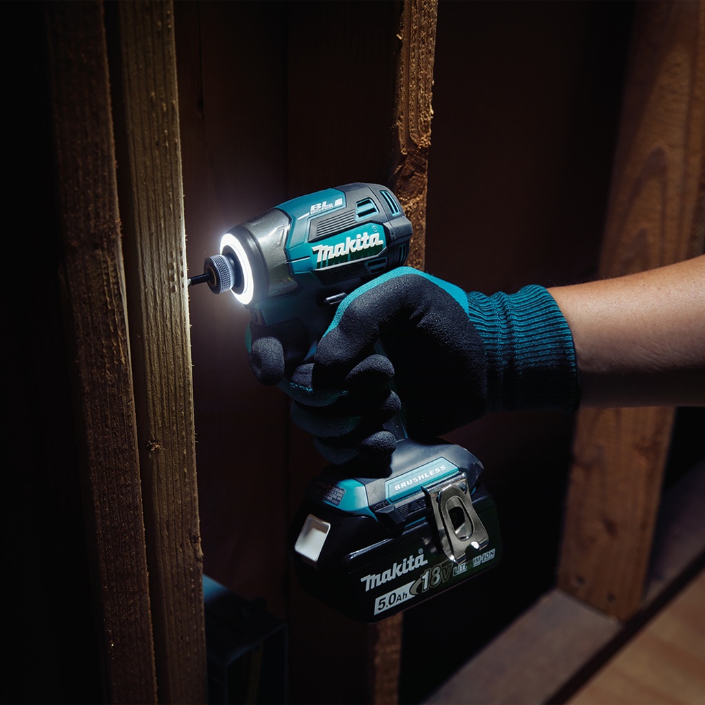 Avvitatore a impulsi 18V 1/4" 180Nm - BL Avvitatore ad impulsi DTD173RTJ LXT® 18V compatto e leggero con attacco 1/4" e motore brushless per alte prestazioni. Compatto e leggero di facile utilizzo con coppia di serraggio max di 180 Nm, adatto per un serraggio veloce. Illuminazione ad anello per ridurre le ombre sul punto di lavoro. Fornito con due batterie 5,0 Ah e caricabatterie. Fornito con valigetta MAKPAC.