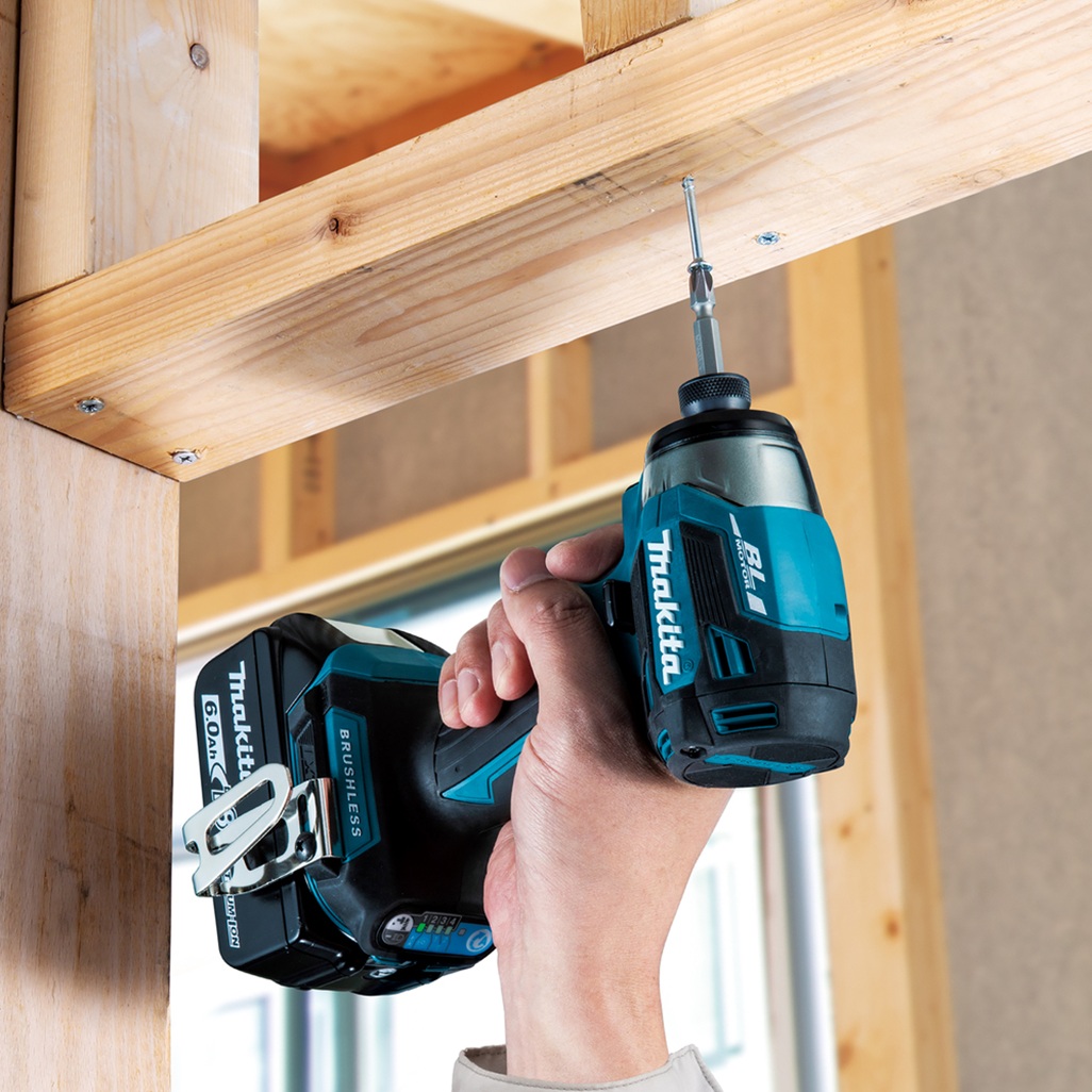 Avvitatore a impulsi 18V 1/4" 180Nm - BL Avvitatore ad impulsi DTD173RTJ LXT® 18V compatto e leggero con attacco 1/4" e motore brushless per alte prestazioni. Compatto e leggero di facile utilizzo con coppia di serraggio max di 180 Nm, adatto per un serraggio veloce. Illuminazione ad anello per ridurre le ombre sul punto di lavoro. Fornito con due batterie 5,0 Ah e caricabatterie. Fornito con valigetta MAKPAC.
