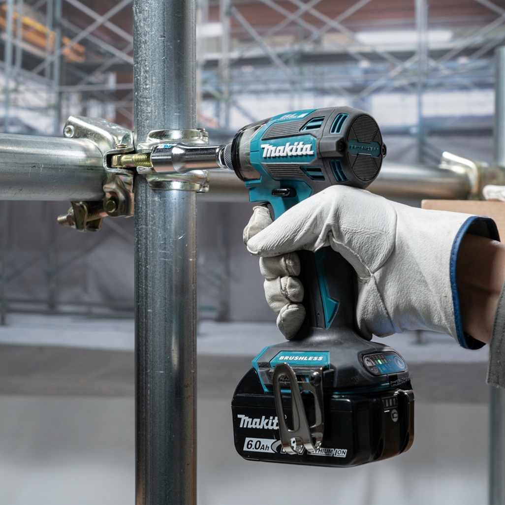 Avvitatore a impulsi 18V 1/4" 180Nm - BL Avvitatore ad impulsi DTD173RTJ LXT® 18V compatto e leggero con attacco 1/4" e motore brushless per alte prestazioni. Compatto e leggero di facile utilizzo con coppia di serraggio max di 180 Nm, adatto per un serraggio veloce. Illuminazione ad anello per ridurre le ombre sul punto di lavoro. Fornito con due batterie 5,0 Ah e caricabatterie. Fornito con valigetta MAKPAC.