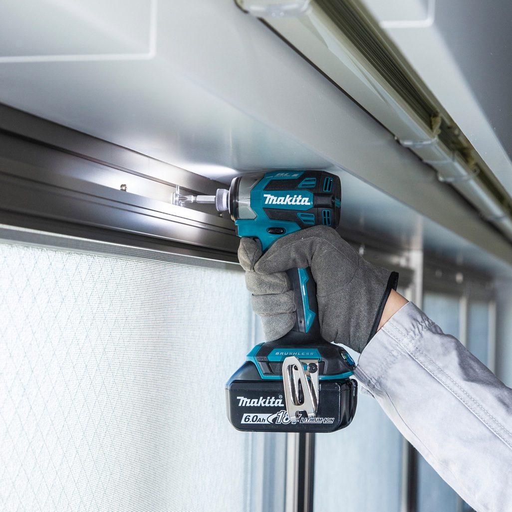 Avvitatore a impulsi 18V 1/4" 180Nm - BL Avvitatore ad impulsi DTD173RTJ LXT® 18V compatto e leggero con attacco 1/4" e motore brushless per alte prestazioni. Compatto e leggero di facile utilizzo con coppia di serraggio max di 180 Nm, adatto per un serraggio veloce. Illuminazione ad anello per ridurre le ombre sul punto di lavoro. Fornito con due batterie 5,0 Ah e caricabatterie. Fornito con valigetta MAKPAC.