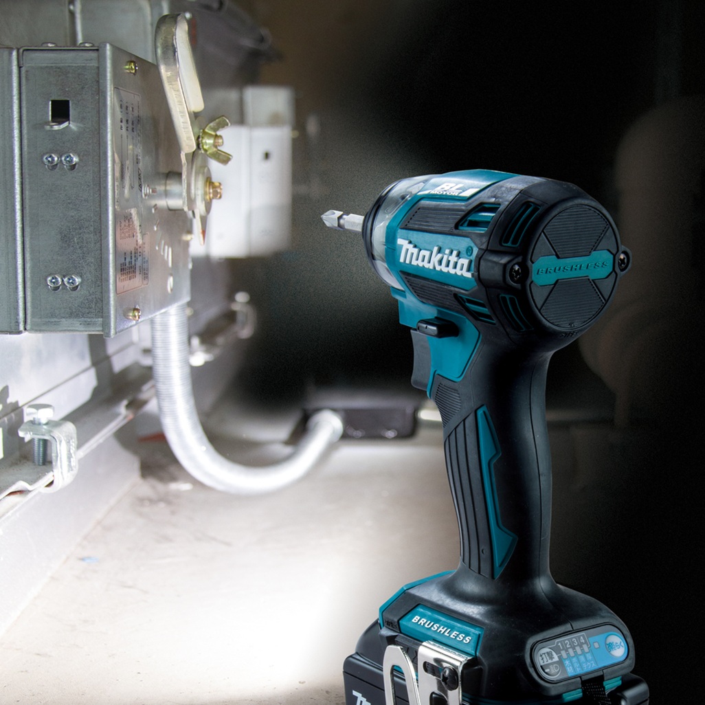 Avvitatore a impulsi 18V 1/4" 180Nm - BL Avvitatore ad impulsi DTD173RTJ LXT® 18V compatto e leggero con attacco 1/4" e motore brushless per alte prestazioni. Compatto e leggero di facile utilizzo con coppia di serraggio max di 180 Nm, adatto per un serraggio veloce. Illuminazione ad anello per ridurre le ombre sul punto di lavoro. Fornito con due batterie 5,0 Ah e caricabatterie. Fornito con valigetta MAKPAC.