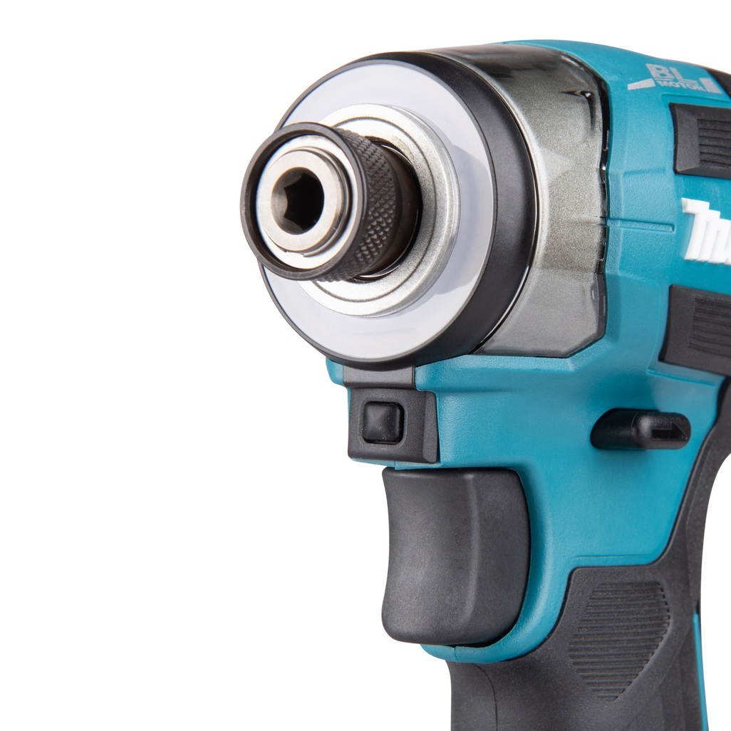 Avvitatore a impulsi 18V 1/4" 180Nm - BL Avvitatore ad impulsi DTD173RTJ LXT® 18V compatto e leggero con attacco 1/4" e motore brushless per alte prestazioni. Compatto e leggero di facile utilizzo con coppia di serraggio max di 180 Nm, adatto per un serraggio veloce. Illuminazione ad anello per ridurre le ombre sul punto di lavoro. Fornito con due batterie 5,0 Ah e caricabatterie. Fornito con valigetta MAKPAC.