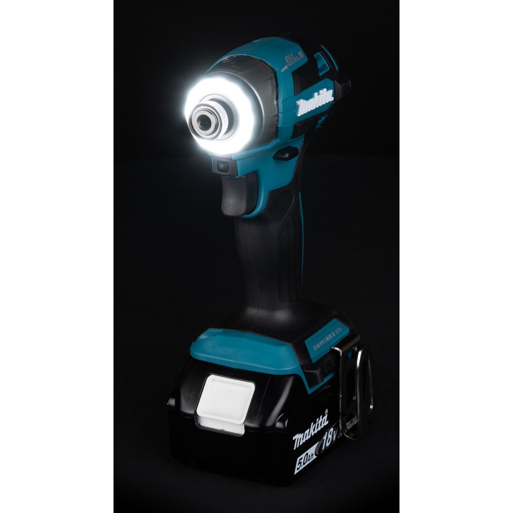 Avvitatore a impulsi 18V 1/4" 180Nm - BL Avvitatore ad impulsi DTD173RTJ LXT® 18V compatto e leggero con attacco 1/4" e motore brushless per alte prestazioni. Compatto e leggero di facile utilizzo con coppia di serraggio max di 180 Nm, adatto per un serraggio veloce. Illuminazione ad anello per ridurre le ombre sul punto di lavoro. Fornito con due batterie 5,0 Ah e caricabatterie. Fornito con valigetta MAKPAC.