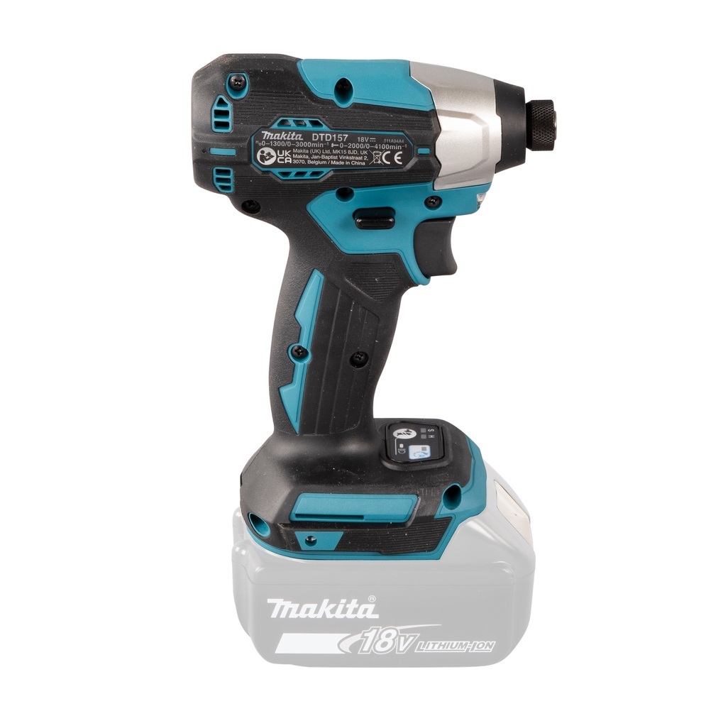 Avvitatore ad impulsi 18V 1/4" 140Nm - BL Avvitatore ad impulsi DTD157ZJ LXT® 18V compatto e leggero con una chiave esagonale con attacco da 1/4" e motore brushless ad alte prestazioni. Compatto con una coppia di serraggio massima di 140 Nm. Funzionamento in 3 modalità: A (Assistita) / Hard / Soft per molteplici applicazioni. Pratica luce a LED per illuminare la zona di lavoro. Fornito senza batterie e caricabatterie. Fornito con valigetta MAKPAC.