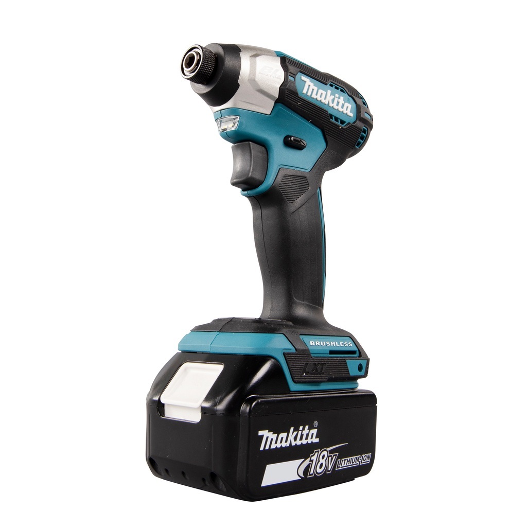 Avvitatore ad impulsi 18V 1/4" 140Nm - BL Avvitatore ad impulsi DTD157RTJ LXT® 18V compatto e leggero con una chiave esagonale con attacco da 1/4" e motore brushless ad alte prestazioni. Compatto con una coppia di serraggio massima di 140 Nm. Funzionamento in 3 modalità: A (Assistita) / Hard / Soft per molteplici applicazioni. Pratica luce a LED per illuminare la zona di lavoro. Fornito con due batterie 5,0 Ah e caricabatterie. Fornito con valigetta MAKPAC.