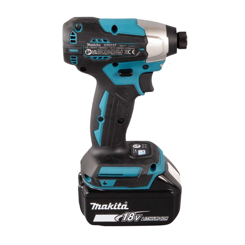 Avvitatore ad impulsi 18V 1/4" 140Nm - BL Avvitatore ad impulsi DTD157RTJ LXT® 18V compatto e leggero con una chiave esagonale con attacco da 1/4" e motore brushless ad alte prestazioni. Compatto con una coppia di serraggio massima di 140 Nm. Funzionamento in 3 modalità: A (Assistita) / Hard / Soft per molteplici applicazioni. Pratica luce a LED per illuminare la zona di lavoro. Fornito con due batterie 5,0 Ah e caricabatterie. Fornito con valigetta MAKPAC.