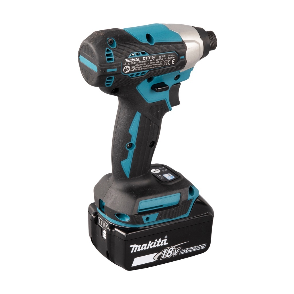 Avvitatore ad impulsi 18V 1/4" 140Nm - BL Avvitatore ad impulsi DTD157RTJ LXT® 18V compatto e leggero con una chiave esagonale con attacco da 1/4" e motore brushless ad alte prestazioni. Compatto con una coppia di serraggio massima di 140 Nm. Funzionamento in 3 modalità: A (Assistita) / Hard / Soft per molteplici applicazioni. Pratica luce a LED per illuminare la zona di lavoro. Fornito con due batterie 5,0 Ah e caricabatterie. Fornito con valigetta MAKPAC.