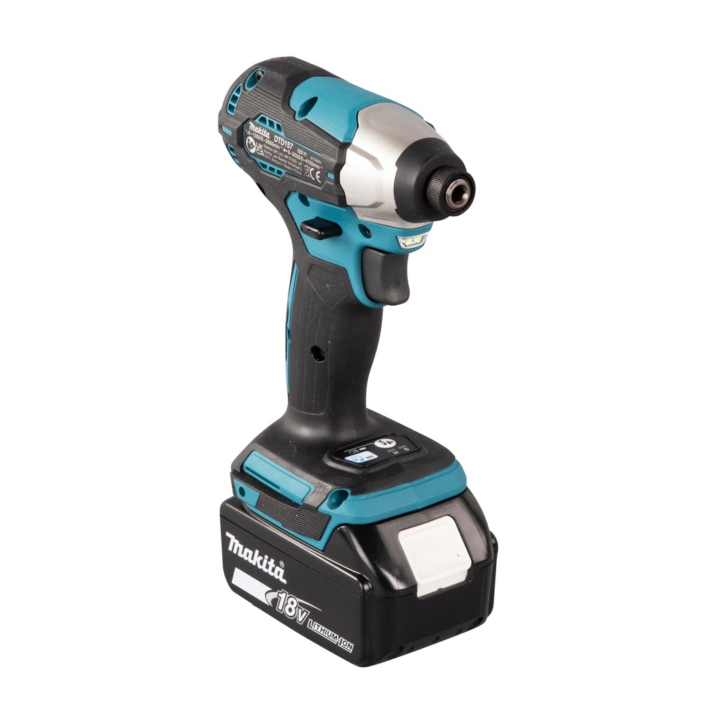Avvitatore ad impulsi 18V 1/4" 140Nm - BL Avvitatore ad impulsi DTD157RTJ LXT® 18V compatto e leggero con una chiave esagonale con attacco da 1/4" e motore brushless ad alte prestazioni. Compatto con una coppia di serraggio massima di 140 Nm. Funzionamento in 3 modalità: A (Assistita) / Hard / Soft per molteplici applicazioni. Pratica luce a LED per illuminare la zona di lavoro. Fornito con due batterie 5,0 Ah e caricabatterie. Fornito con valigetta MAKPAC.