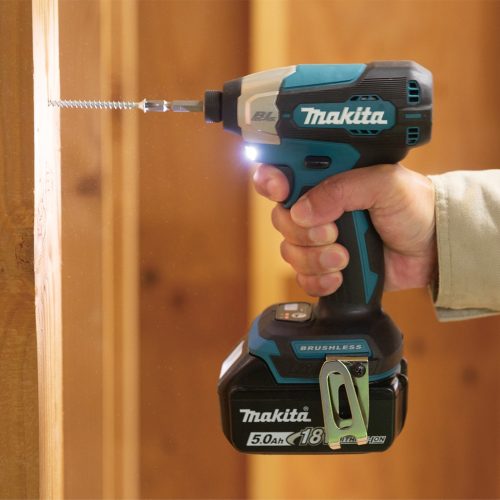 Avvitatore ad impulsi 18V 1/4" 140Nm - BL Avvitatore ad impulsi DTD157ZJ LXT® 18V compatto e leggero con una chiave esagonale con attacco da 1/4" e motore brushless ad alte prestazioni. Compatto con una coppia di serraggio massima di 140 Nm. Funzionamento in 3 modalità: A (Assistita) / Hard / Soft per molteplici applicazioni. Pratica luce a LED per illuminare la zona di lavoro. Fornito senza batterie e caricabatterie. Fornito con valigetta MAKPAC.
