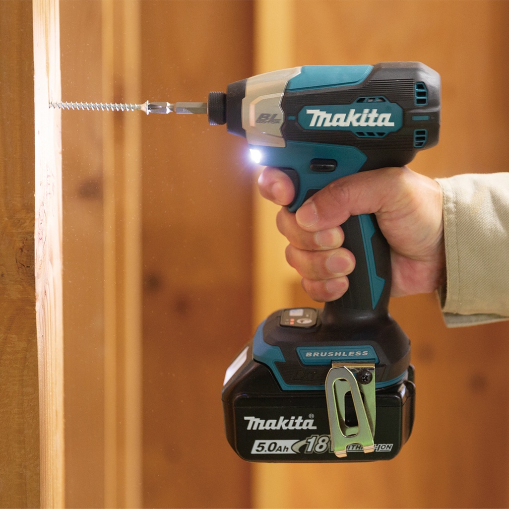Avvitatore ad impulsi 18V 1/4" 140Nm - BL Avvitatore ad impulsi DTD157RTJ LXT® 18V compatto e leggero con una chiave esagonale con attacco da 1/4" e motore brushless ad alte prestazioni. Compatto con una coppia di serraggio massima di 140 Nm. Funzionamento in 3 modalità: A (Assistita) / Hard / Soft per molteplici applicazioni. Pratica luce a LED per illuminare la zona di lavoro. Fornito con due batterie 5,0 Ah e caricabatterie. Fornito con valigetta MAKPAC.