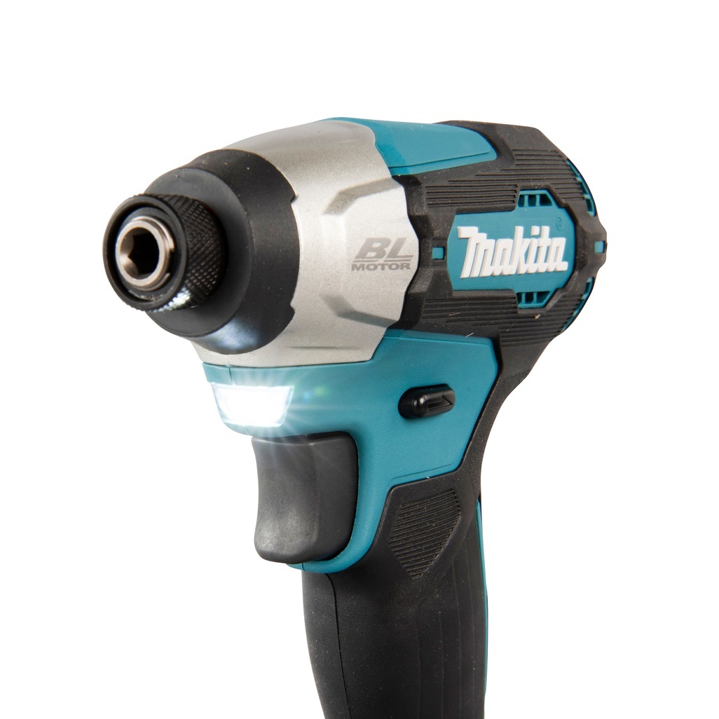 Avvitatore ad impulsi 18V 1/4" 140Nm - BL Avvitatore ad impulsi DTD157ZJ LXT® 18V compatto e leggero con una chiave esagonale con attacco da 1/4" e motore brushless ad alte prestazioni. Compatto con una coppia di serraggio massima di 140 Nm. Funzionamento in 3 modalità: A (Assistita) / Hard / Soft per molteplici applicazioni. Pratica luce a LED per illuminare la zona di lavoro. Fornito senza batterie e caricabatterie. Fornito con valigetta MAKPAC.