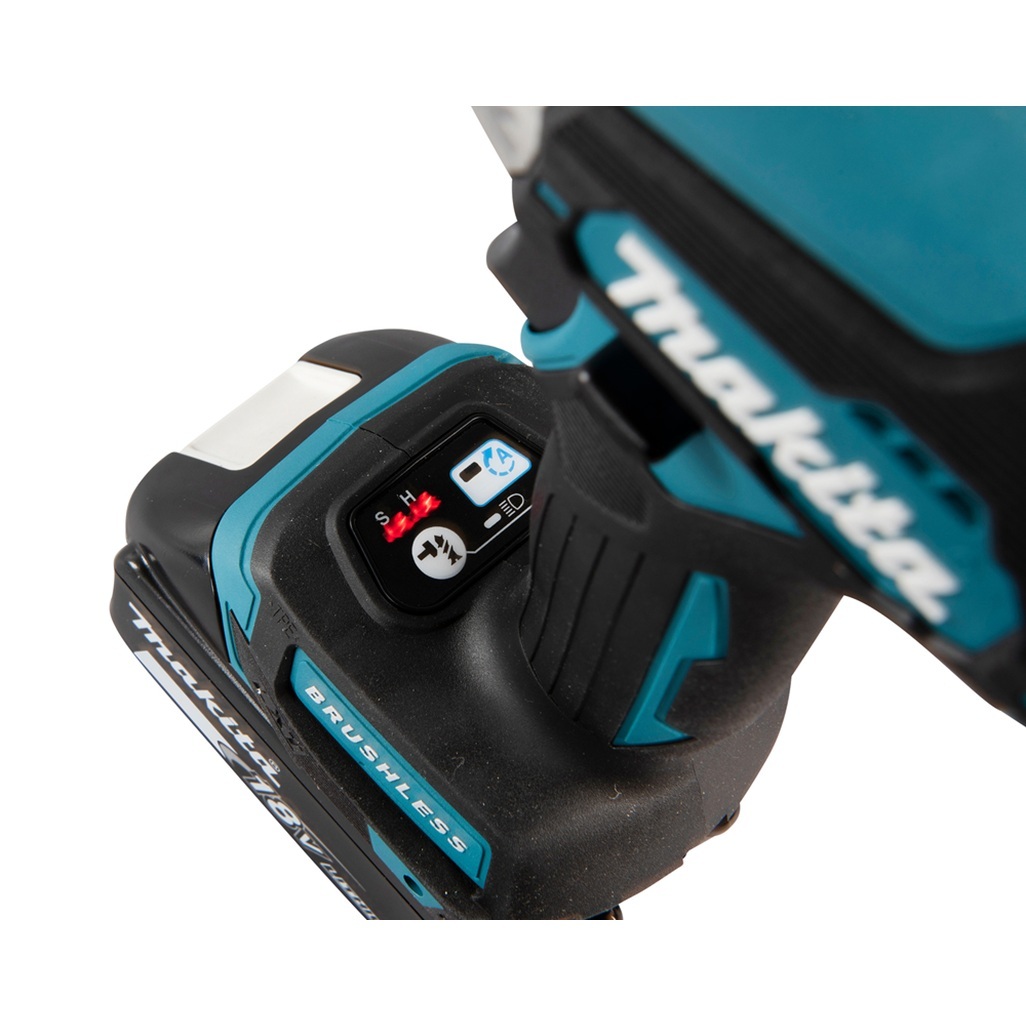 Avvitatore ad impulsi 18V 1/4" 140Nm - BL Avvitatore ad impulsi DTD157ZJ LXT® 18V compatto e leggero con una chiave esagonale con attacco da 1/4" e motore brushless ad alte prestazioni. Compatto con una coppia di serraggio massima di 140 Nm. Funzionamento in 3 modalità: A (Assistita) / Hard / Soft per molteplici applicazioni. Pratica luce a LED per illuminare la zona di lavoro. Fornito senza batterie e caricabatterie. Fornito con valigetta MAKPAC.