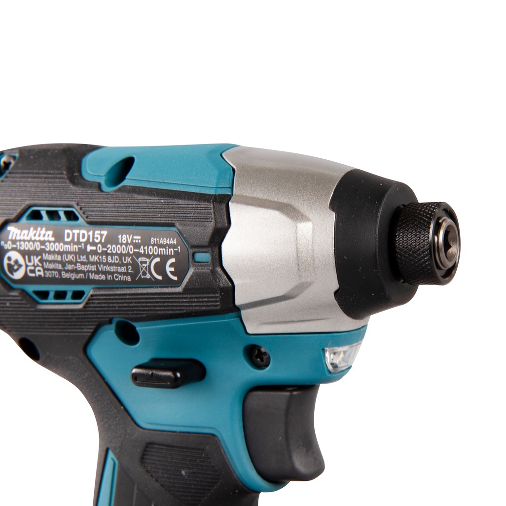 Avvitatore ad impulsi 18V 1/4" 140Nm - BL Avvitatore ad impulsi DTD157ZJ LXT® 18V compatto e leggero con una chiave esagonale con attacco da 1/4" e motore brushless ad alte prestazioni. Compatto con una coppia di serraggio massima di 140 Nm. Funzionamento in 3 modalità: A (Assistita) / Hard / Soft per molteplici applicazioni. Pratica luce a LED per illuminare la zona di lavoro. Fornito senza batterie e caricabatterie. Fornito con valigetta MAKPAC.