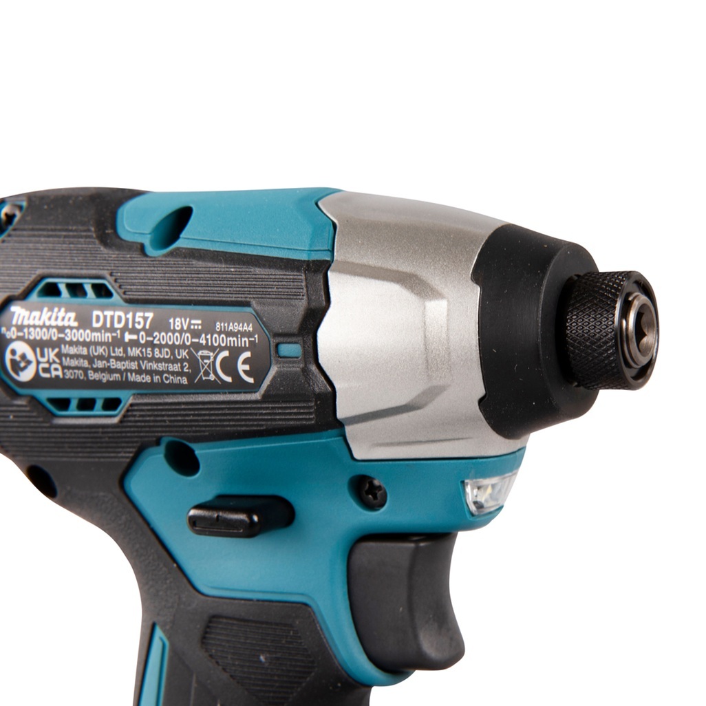 Avvitatore ad impulsi 18V 1/4" 140Nm - BL Avvitatore ad impulsi DTD157RTJ LXT® 18V compatto e leggero con una chiave esagonale con attacco da 1/4" e motore brushless ad alte prestazioni. Compatto con una coppia di serraggio massima di 140 Nm. Funzionamento in 3 modalità: A (Assistita) / Hard / Soft per molteplici applicazioni. Pratica luce a LED per illuminare la zona di lavoro. Fornito con due batterie 5,0 Ah e caricabatterie. Fornito con valigetta MAKPAC.
