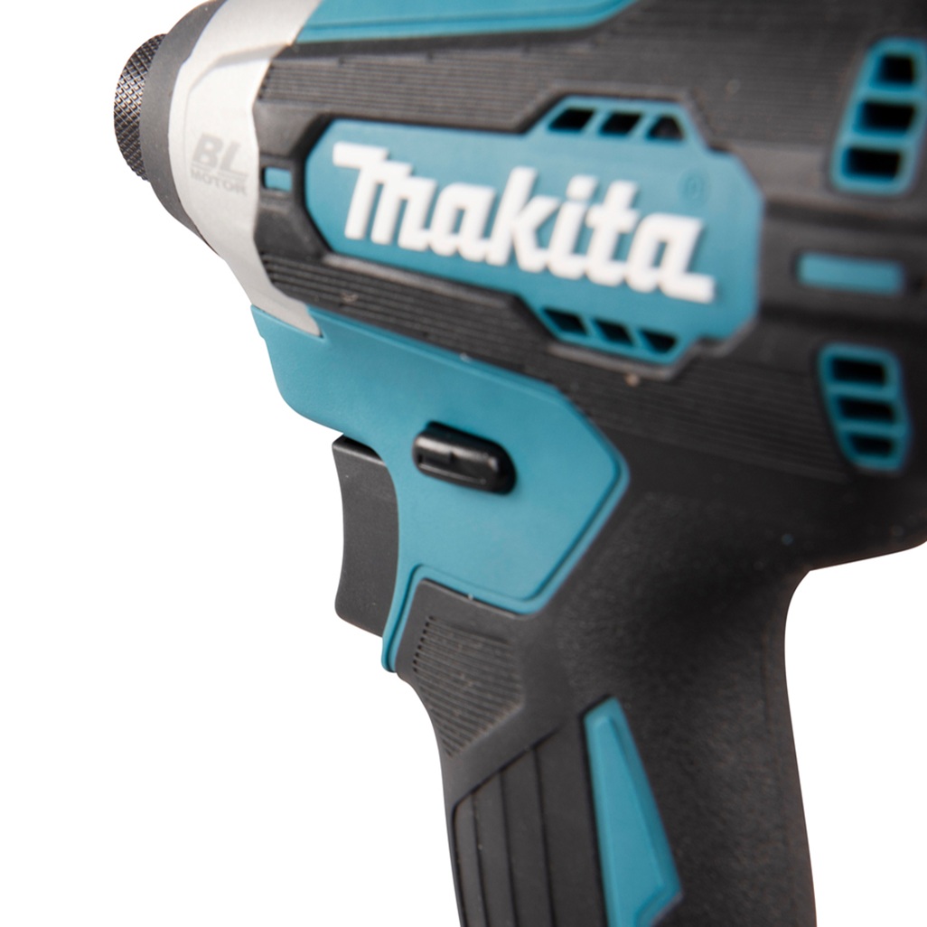 Avvitatore ad impulsi 18V 1/4" 140Nm - BL Avvitatore ad impulsi DTD157ZJ LXT® 18V compatto e leggero con una chiave esagonale con attacco da 1/4" e motore brushless ad alte prestazioni. Compatto con una coppia di serraggio massima di 140 Nm. Funzionamento in 3 modalità: A (Assistita) / Hard / Soft per molteplici applicazioni. Pratica luce a LED per illuminare la zona di lavoro. Fornito senza batterie e caricabatterie. Fornito con valigetta MAKPAC.