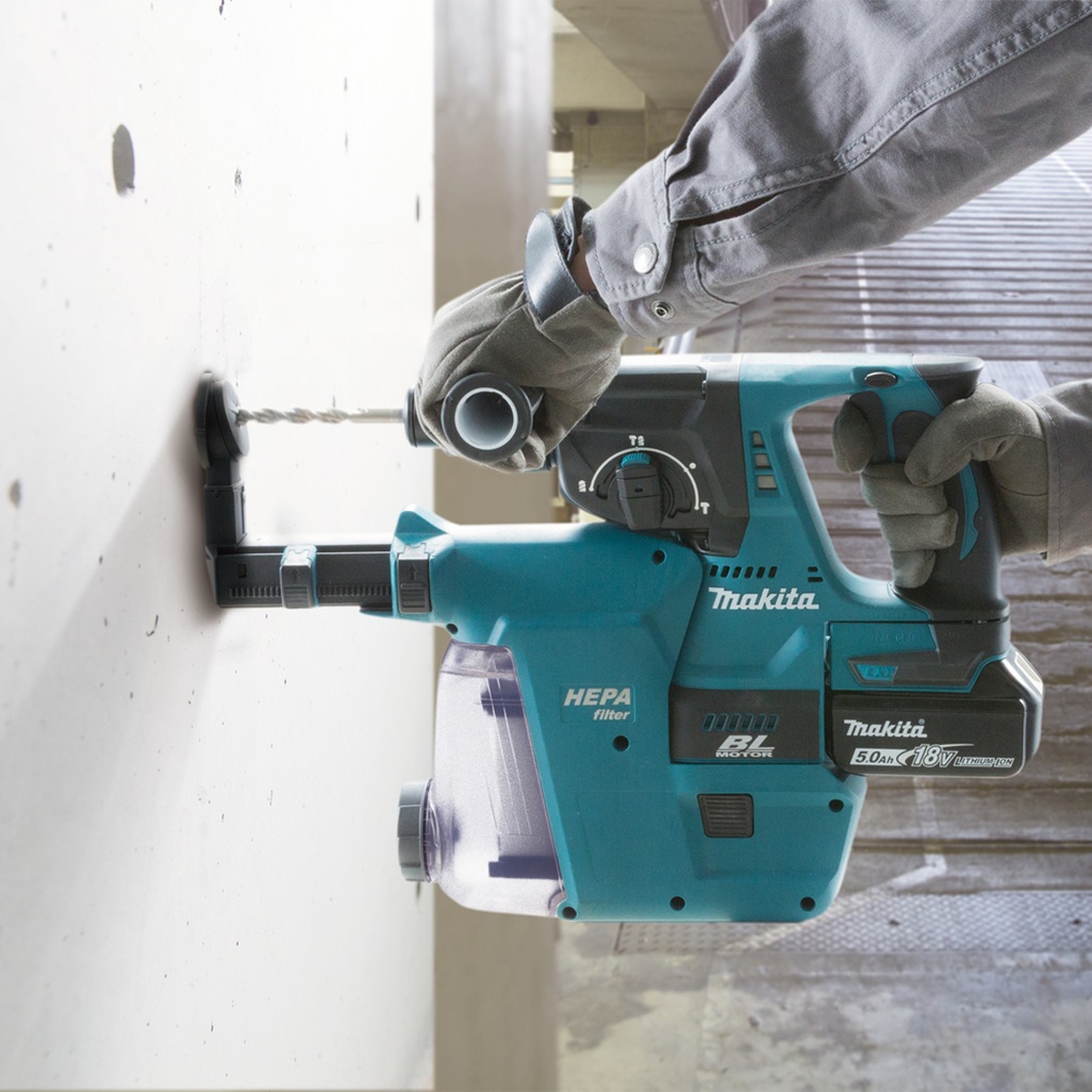 Tassellatore 18V SDS-Plus 24 mm BL - 3 funz - Corpo macchina Tassellatore 18V dotato di motore brushless per alte prestazioni con mandrino ad innesto rapido per punte SDS-Plus. Energia d'urto di 2,0 J. 3 funzioni: rotazione, percussione, rotazione + percussione. La possibilità di funzione reverse di semplice azionamento permette di utilizzare la macchina in entrambi i sensi nella foratura. Orientamento scalpello in 40 angolazioni. E' presente un sistema attivo di aspirazione delle polveri integrato, per mantenere pulita l'area di lavoro e salvaguardare la salute dell'operatore. La batteria è collegata all'utensile tramite un supporto in gomma per diminuire le vibrazioni durante l'utilizzo. Il sistema XPT permette l'utilizzo in presenza di polvere e gocce d'acqua. Fornito senza batterie e caricabatterie.
