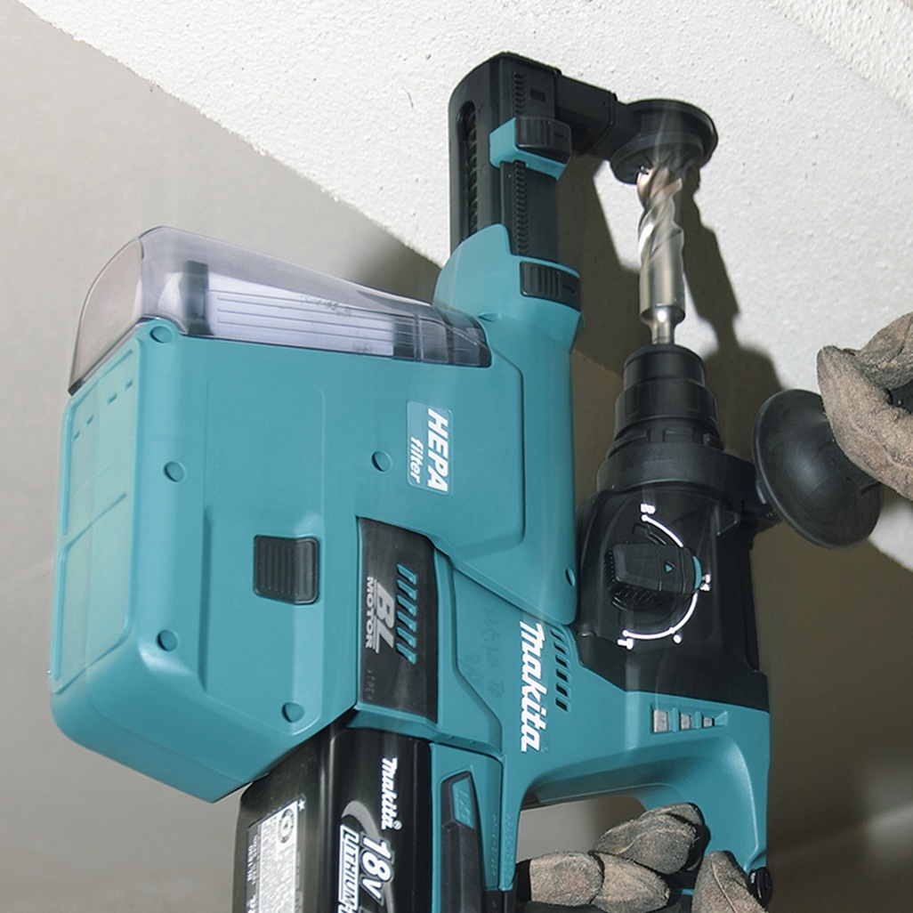 Tassellatore 18V SDS-Plus 24 mm BL - 3 funz - Corpo macchina Tassellatore 18V dotato di motore brushless per alte prestazioni con mandrino ad innesto rapido per punte SDS-Plus. Energia d'urto di 2,0 J. 3 funzioni: rotazione, percussione, rotazione + percussione. La possibilità di funzione reverse di semplice azionamento permette di utilizzare la macchina in entrambi i sensi nella foratura. Orientamento scalpello in 40 angolazioni. E' presente un sistema attivo di aspirazione delle polveri integrato, per mantenere pulita l'area di lavoro e salvaguardare la salute dell'operatore. La batteria è collegata all'utensile tramite un supporto in gomma per diminuire le vibrazioni durante l'utilizzo. Il sistema XPT permette l'utilizzo in presenza di polvere e gocce d'acqua. Fornito senza batterie e caricabatterie.
