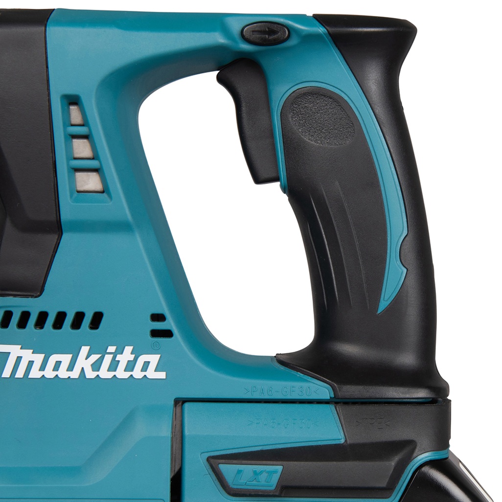 Tassellatore 18V SDS-Plus 24 mm BL - 3 funz - Corpo macchina Tassellatore 18V dotato di motore brushless per alte prestazioni con mandrino ad innesto rapido per punte SDS-Plus. Energia d'urto di 2,0 J. 3 funzioni: rotazione, percussione, rotazione + percussione. La possibilità di funzione reverse di semplice azionamento permette di utilizzare la macchina in entrambi i sensi nella foratura. Orientamento scalpello in 40 angolazioni. E' presente un sistema attivo di aspirazione delle polveri integrato, per mantenere pulita l'area di lavoro e salvaguardare la salute dell'operatore. La batteria è collegata all'utensile tramite un supporto in gomma per diminuire le vibrazioni durante l'utilizzo. Il sistema XPT permette l'utilizzo in presenza di polvere e gocce d'acqua. Fornito senza batterie e caricabatterie.