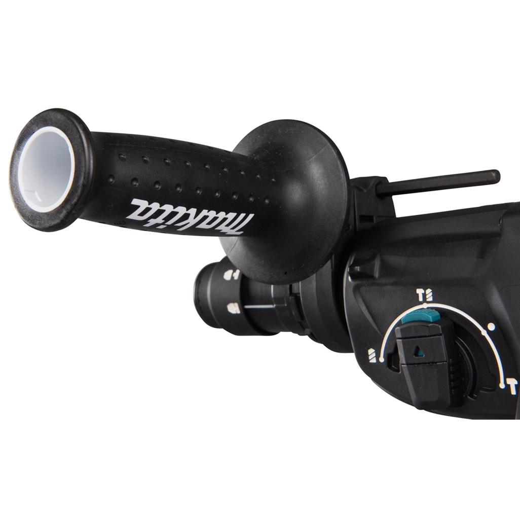 Tassellatore 18V SDS-Plus 24 mm BL - 3 funz - Corpo macchina Tassellatore 18V dotato di motore brushless per alte prestazioni con mandrino ad innesto rapido per punte SDS-Plus. Energia d'urto di 2,0 J. 3 funzioni: rotazione, percussione, rotazione + percussione. La possibilità di funzione reverse di semplice azionamento permette di utilizzare la macchina in entrambi i sensi nella foratura. Orientamento scalpello in 40 angolazioni. E' presente un sistema attivo di aspirazione delle polveri integrato, per mantenere pulita l'area di lavoro e salvaguardare la salute dell'operatore. La batteria è collegata all'utensile tramite un supporto in gomma per diminuire le vibrazioni durante l'utilizzo. Il sistema XPT permette l'utilizzo in presenza di polvere e gocce d'acqua. Fornito senza batterie e caricabatterie.