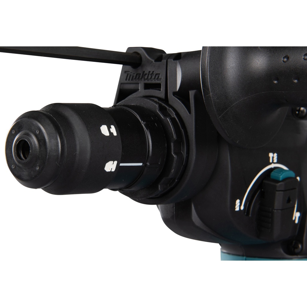 Tassellatore 18V SDS-Plus 24 mm BL - 3 funz - Corpo macchina Tassellatore 18V dotato di motore brushless per alte prestazioni con mandrino ad innesto rapido per punte SDS-Plus. Energia d'urto di 2,0 J. 3 funzioni: rotazione, percussione, rotazione + percussione. La possibilità di funzione reverse di semplice azionamento permette di utilizzare la macchina in entrambi i sensi nella foratura. Orientamento scalpello in 40 angolazioni. E' presente un sistema attivo di aspirazione delle polveri integrato, per mantenere pulita l'area di lavoro e salvaguardare la salute dell'operatore. La batteria è collegata all'utensile tramite un supporto in gomma per diminuire le vibrazioni durante l'utilizzo. Il sistema XPT permette l'utilizzo in presenza di polvere e gocce d'acqua. Fornito senza batterie e caricabatterie.