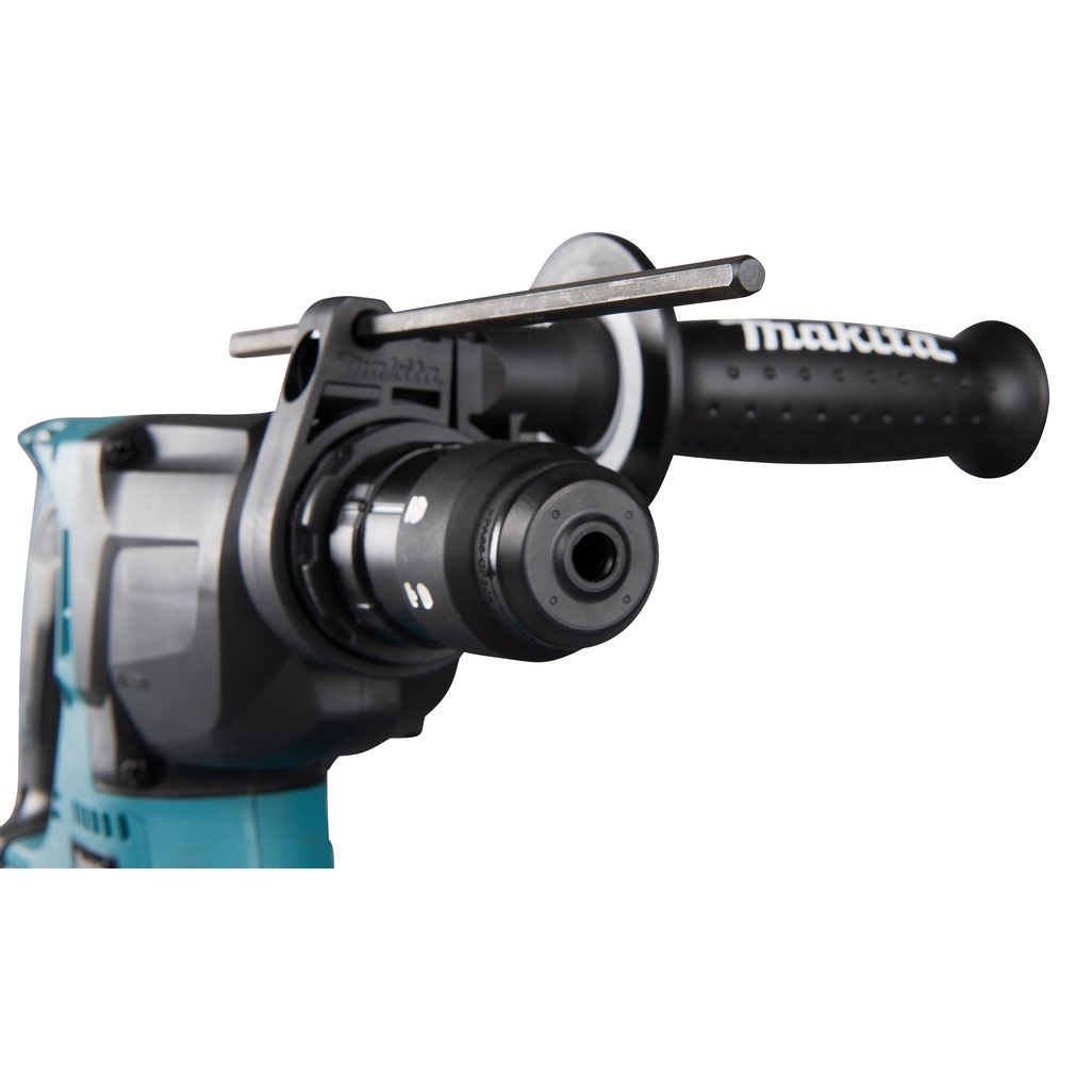 Tassellatore 18V SDS-Plus 24 mm BL - 3 funz - Corpo macchina Tassellatore 18V dotato di motore brushless per alte prestazioni con mandrino ad innesto rapido per punte SDS-Plus. Energia d'urto di 2,0 J. 3 funzioni: rotazione, percussione, rotazione + percussione. La possibilità di funzione reverse di semplice azionamento permette di utilizzare la macchina in entrambi i sensi nella foratura. Orientamento scalpello in 40 angolazioni. E' presente un sistema attivo di aspirazione delle polveri integrato, per mantenere pulita l'area di lavoro e salvaguardare la salute dell'operatore. La batteria è collegata all'utensile tramite un supporto in gomma per diminuire le vibrazioni durante l'utilizzo. Il sistema XPT permette l'utilizzo in presenza di polvere e gocce d'acqua. Fornito senza batterie e caricabatterie.