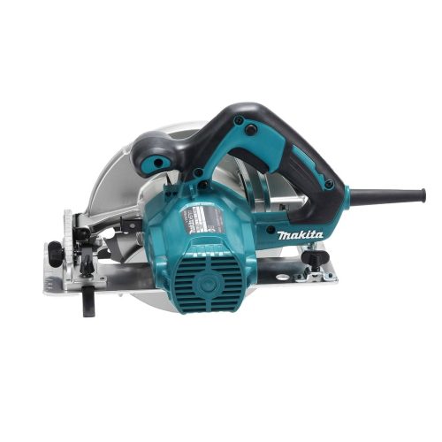 Sega circolare efficiente per uso professionale. Sega circolare ad alta capacità, efficiente e robusta, motore da 1.600 W e velocità di 5.500 giri/min e dotata di freno motore, progettata per un uso professionale. Fornita con lama di diametro 190 mm, profondità di taglio massima di 65 mm. Design compatto per maggiore controllo e sicurezza. Può essere collegata al binario guida mediante adattatore. Fornita con valigetta makpac.