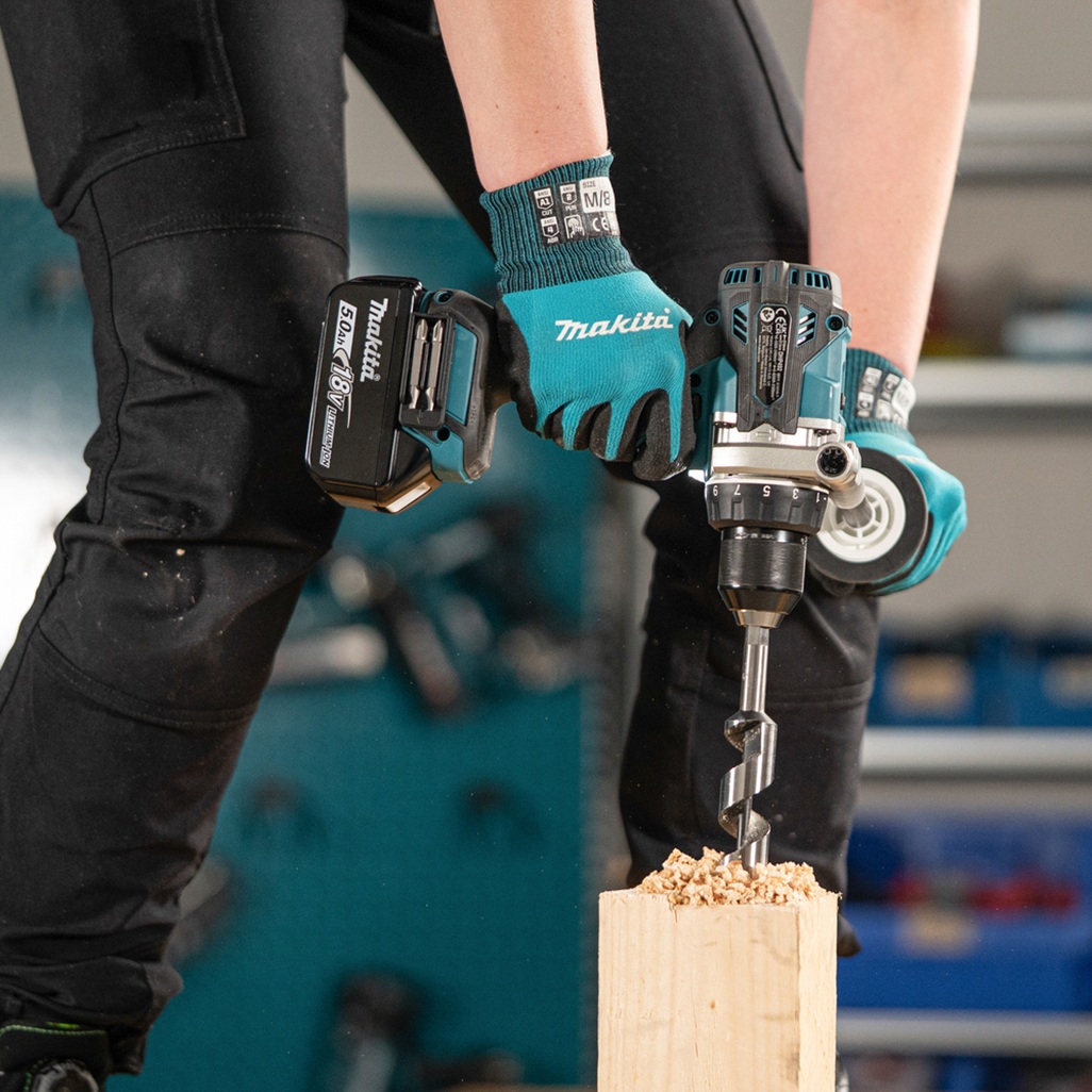 18V • 141 Nm • 0-550/0-2.100 g/min Trapano avvitatore c/percussione 18V 13 mm - 141Nm - BL Trapano avvitatore con percussione 18V efficiente con motore brushless per applicazioni di avvitatura e foratura con o senza l'utilizzo della percussione. Possibilità di impostare due livelli di potenza. Coppia di serraggio massima 141 Nm. Uno strumento versatile per installatori, costruttori e personale di manutenzione. Luce LED integrata. Fornito con due batterie da 5,0Ah e caricabatterie. Fornito con valigetta MAKPAC.