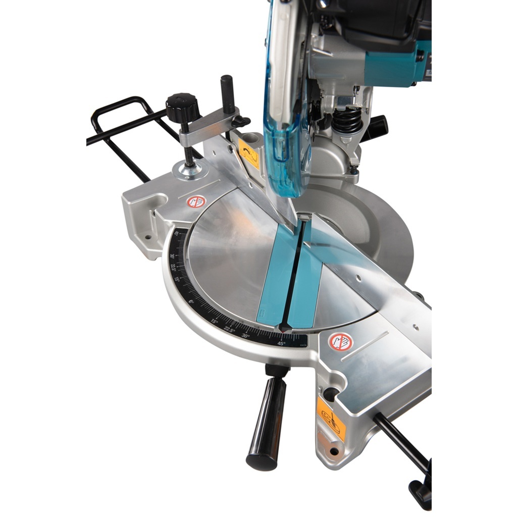 1.650 W • 260mmFacile da cambiare da troncatrice a sega da banco portatile. Una sega da banco compatta con un potente motore da 1.650 W, una lama da 260 mm e un'elevata capacità di taglio. Facile da cambiare da sega da banco a troncatrice. La sua versatilità rende questo utensile la scelta ideale per i cantieri. Questa sega da banco non è compatibile con i supporti WST05/WST06/WST07