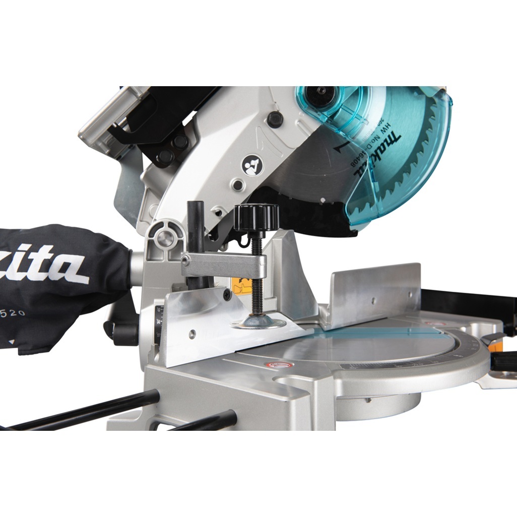 1.650 W • 260mmFacile da cambiare da troncatrice a sega da banco portatile. Una sega da banco compatta con un potente motore da 1.650 W, una lama da 260 mm e un'elevata capacità di taglio. Facile da cambiare da sega da banco a troncatrice. La sua versatilità rende questo utensile la scelta ideale per i cantieri. Questa sega da banco non è compatibile con i supporti WST05/WST06/WST07